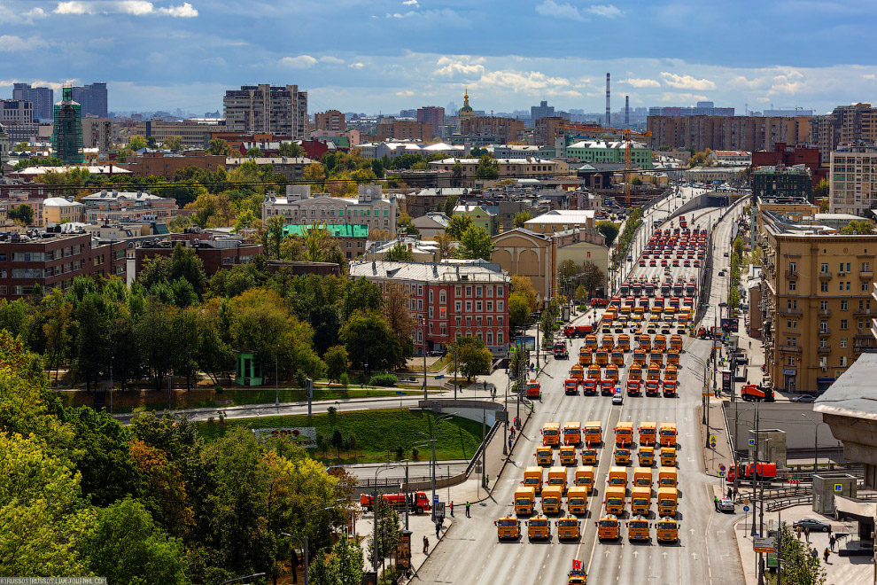 В Москве прошел парад коммунальной техники В Москве прошел парад коммунальной техники