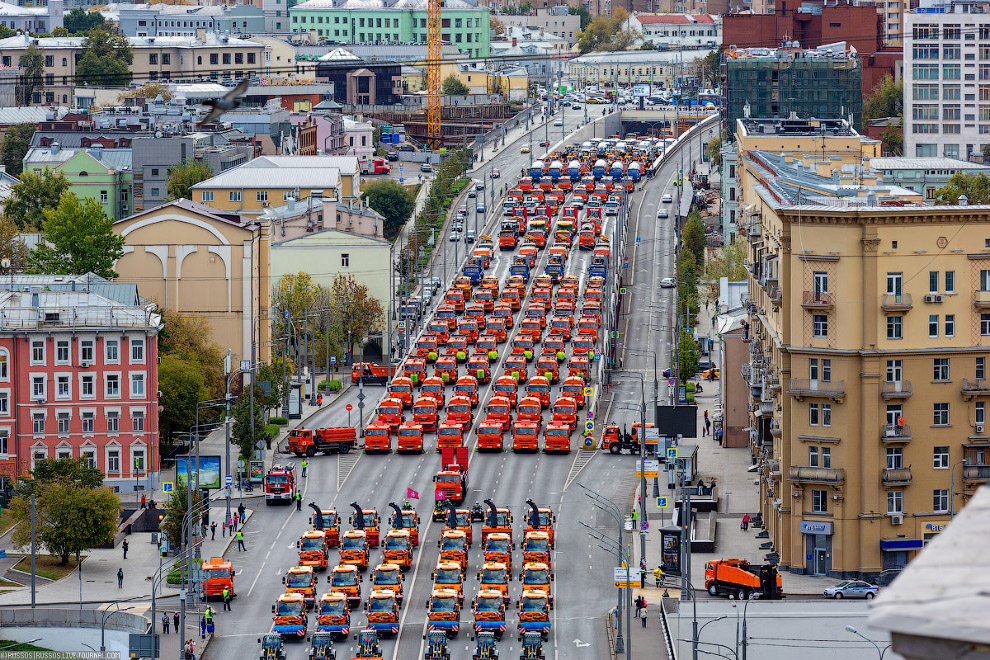 В Москве прошел парад коммунальной техники В Москве прошел парад коммунальной техники