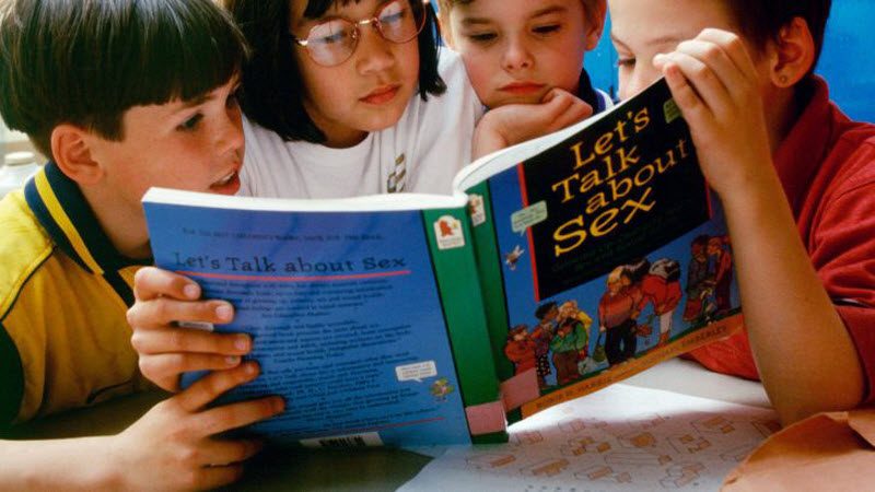 В Британии 6-летних детей научат, как правильно мастурбировать В Британии 6-летних детей научат, как правильно мастурбировать