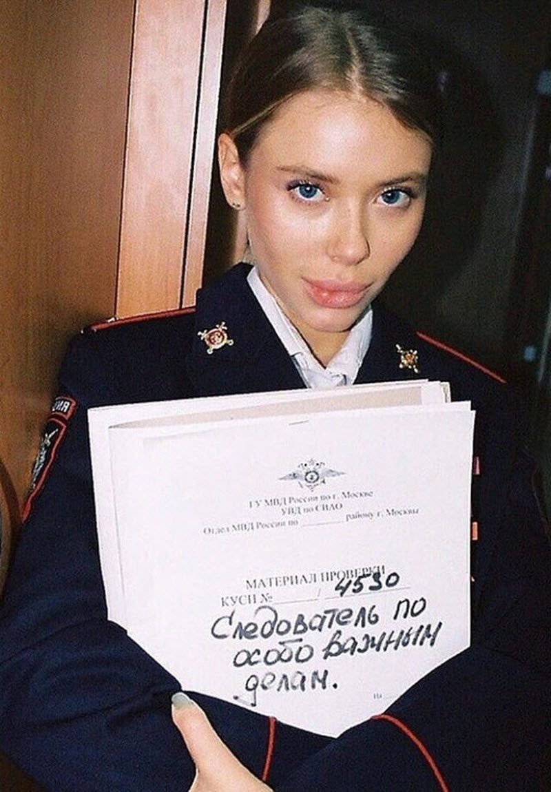 Участковая устроила фотосессию своей сестре в отделе полиции
