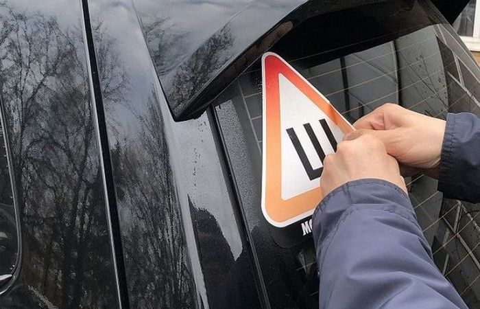 Простой и быстрый способ удалить следы наклейки на автомобильном стекле Простой и быстрый способ удалить следы наклейки на автомобильном стекле