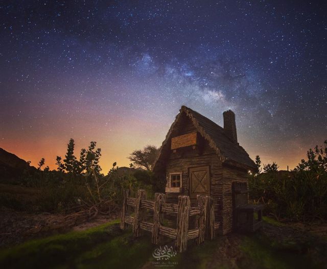 Реалистичные и "космические" мини-фотографии от египетского фотографа