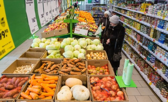Блогеры сравнили цены на продукты в гипермаркетах Саратова и Киева
