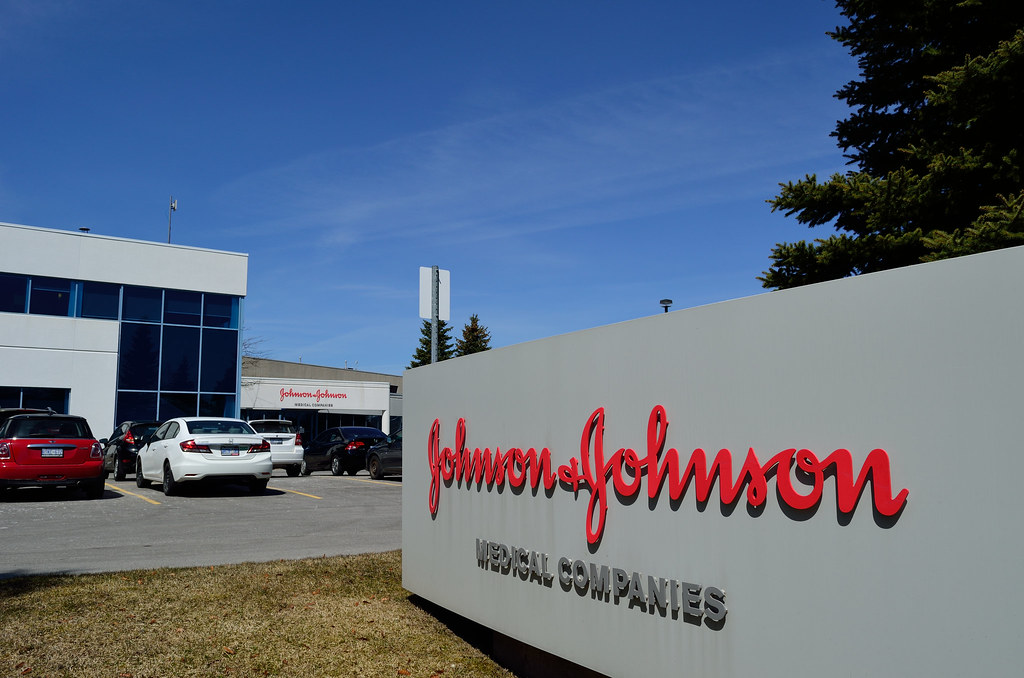Американец отсудил $8 млрд у компании Johnson & Johnson за выросшую грудь