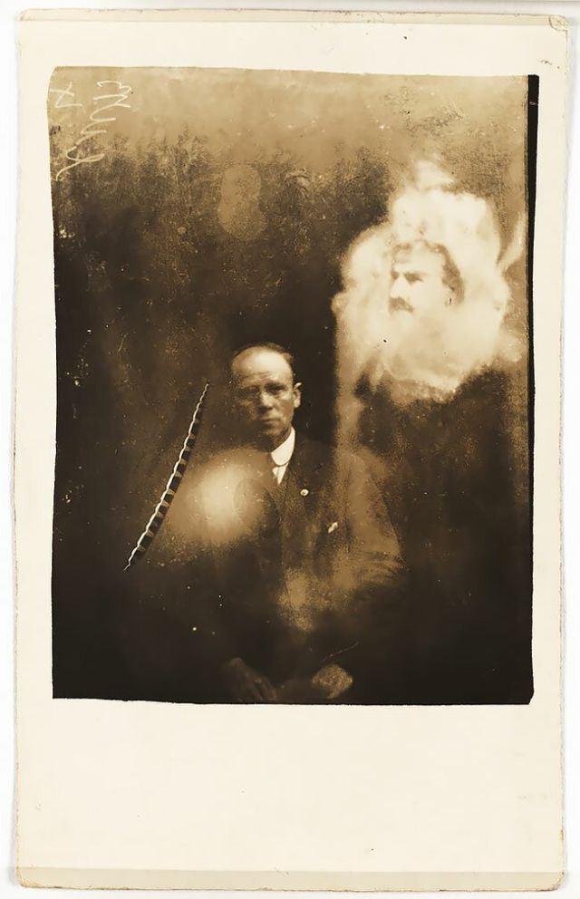 Мрачный фотошоп 1920-х годов: призрачные кадры Уильяма Хоупа Мрачный фотошоп 1920-х годов: призрачные кадры Уильяма Хоупа
