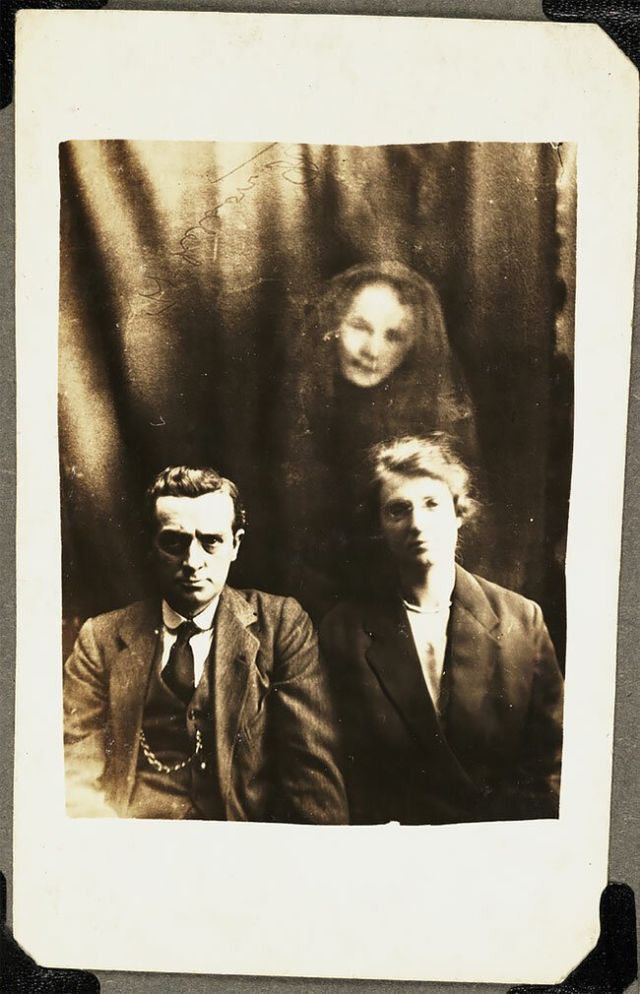 Мрачный фотошоп 1920-х годов: призрачные кадры Уильяма Хоупа Мрачный фотошоп 1920-х годов: призрачные кадры Уильяма Хоупа