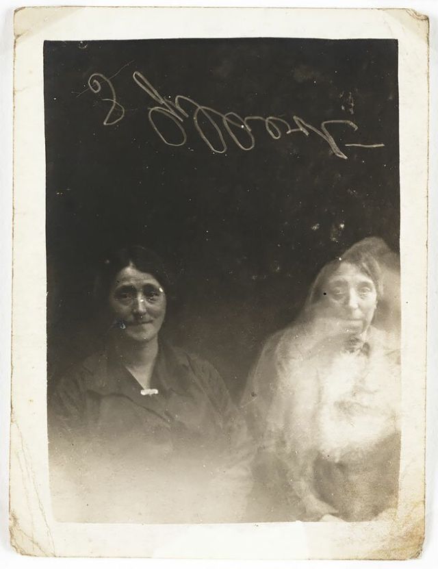 Мрачный фотошоп 1920-х годов: призрачные кадры Уильяма Хоупа Мрачный фотошоп 1920-х годов: призрачные кадры Уильяма Хоупа