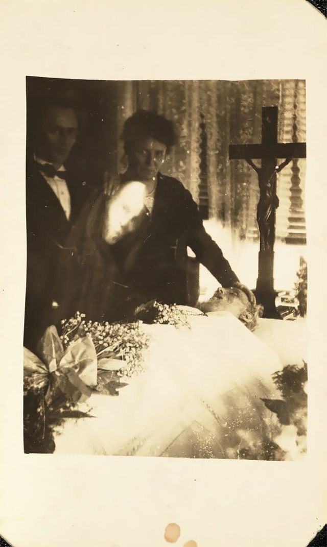 Мрачный фотошоп 1920-х годов: призрачные кадры Уильяма Хоупа Мрачный фотошоп 1920-х годов: призрачные кадры Уильяма Хоупа