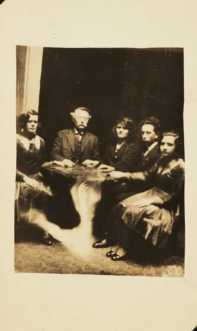 Мрачный фотошоп 1920-х годов: призрачные кадры Уильяма Хоупа Мрачный фотошоп 1920-х годов: призрачные кадры Уильяма Хоупа