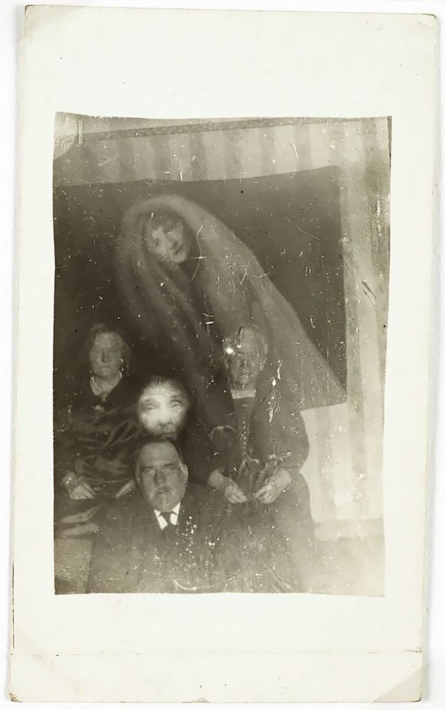 Мрачный фотошоп 1920-х годов: призрачные кадры Уильяма Хоупа Мрачный фотошоп 1920-х годов: призрачные кадры Уильяма Хоупа