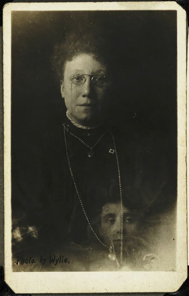 Мрачный фотошоп 1920-х годов: призрачные кадры Уильяма Хоупа Мрачный фотошоп 1920-х годов: призрачные кадры Уильяма Хоупа