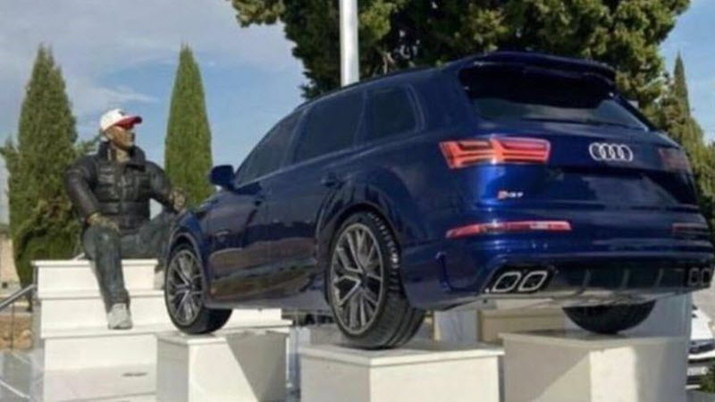 Памятник известному угонщику в виде его статуи и Audi Q5
