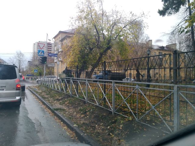 Двойная защита: в Новосибирске поставили забор перед забором Двойная защита: в Новосибирске поставили забор перед забором