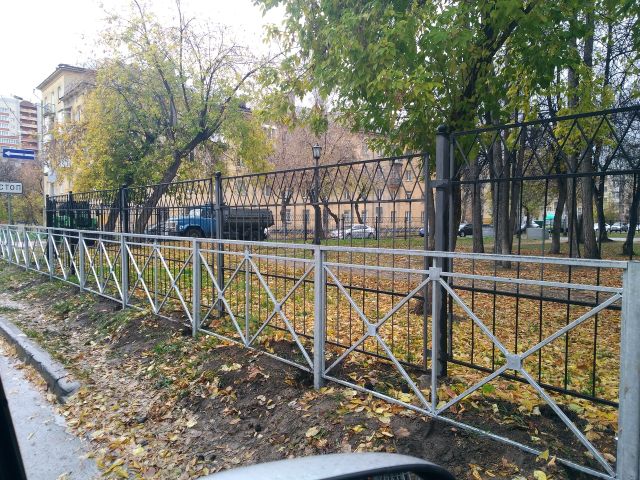 Двойная защита: в Новосибирске поставили забор перед забором Двойная защита: в Новосибирске поставили забор перед забором
