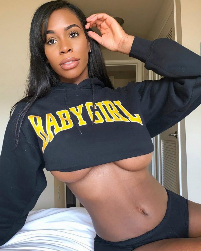 Underboob: девушки с полуобнаженной грудью