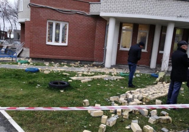 В Екатеринбурге ветер снес часть стены новостройки