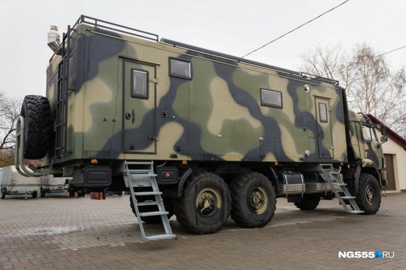 Житель Омска оборудовал КамАЗ 15-литровым баком с водкой и сауной Житель Омска оборудовал КамАЗ 15-литровым баком с водкой и сауной