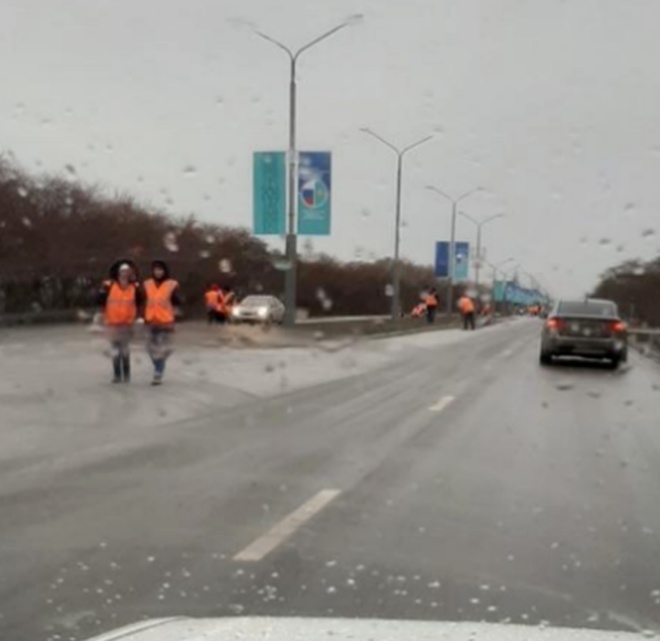 Перед приездом президента в Омске превратили дороги в ледяной каток