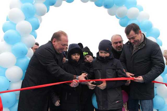 В селе открыли пластиковый мост, который на зиму уберут