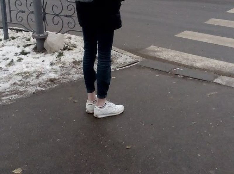 Без носков и с подкатанными штанинами, но зато в шапках