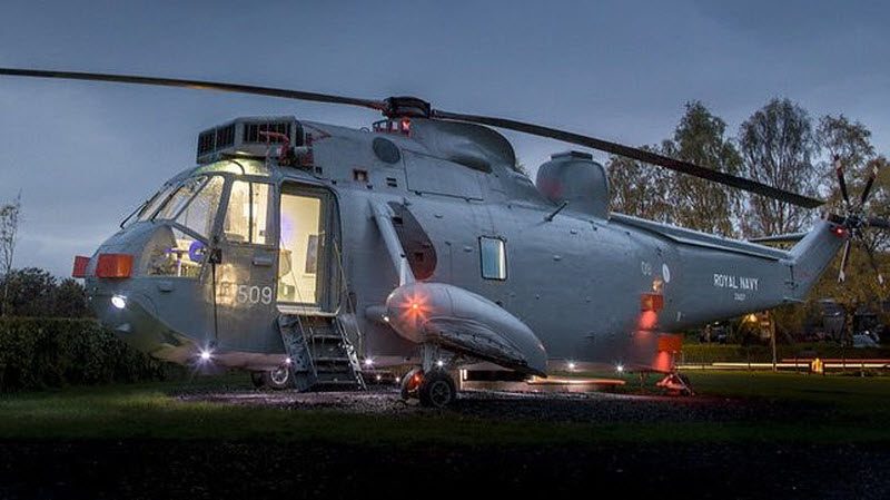 Семья перестроила военно-морской вертолет в роскошную виллу Семья перестроила военно-морской вертолет в роскошную виллу