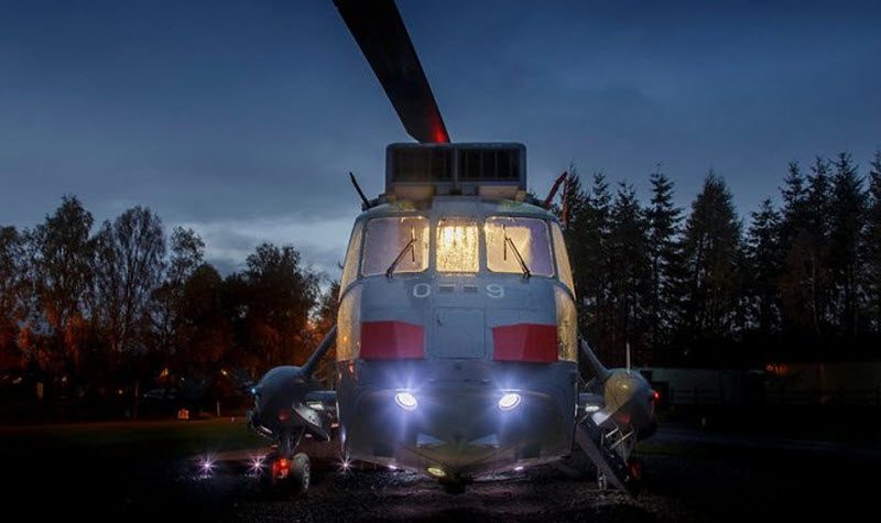 Семья перестроила военно-морской вертолет в роскошную виллу Семья перестроила военно-морской вертолет в роскошную виллу