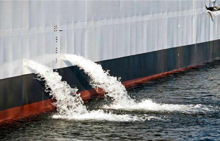 Почему из корабля постоянно выливается вода? Почему из корабля постоянно выливается вода?