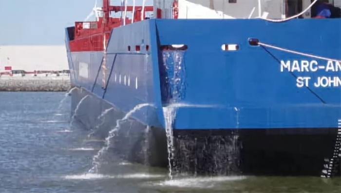Почему из корабля постоянно выливается вода? Почему из корабля постоянно выливается вода?