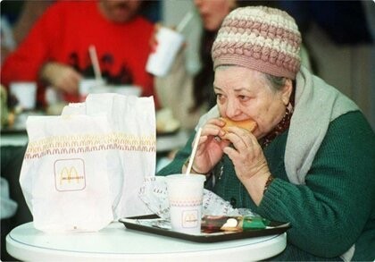 Как в СССР открыли первый McDonald’s: люди не понимали, что едят и почему им улыбаются Как в СССР открыли первый McDonald’s: люди не понимали, что едят и почему им улыбаются