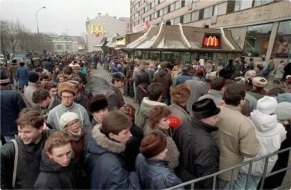 Как в СССР открыли первый McDonald’s: люди не понимали, что едят и почему им улыбаются Как в СССР открыли первый McDonald’s: люди не понимали, что едят и почему им улыбаются