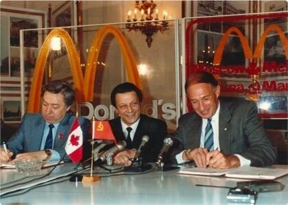 Как в СССР открыли первый McDonald’s: люди не понимали, что едят и почему им улыбаются Как в СССР открыли первый McDonald’s: люди не понимали, что едят и почему им улыбаются