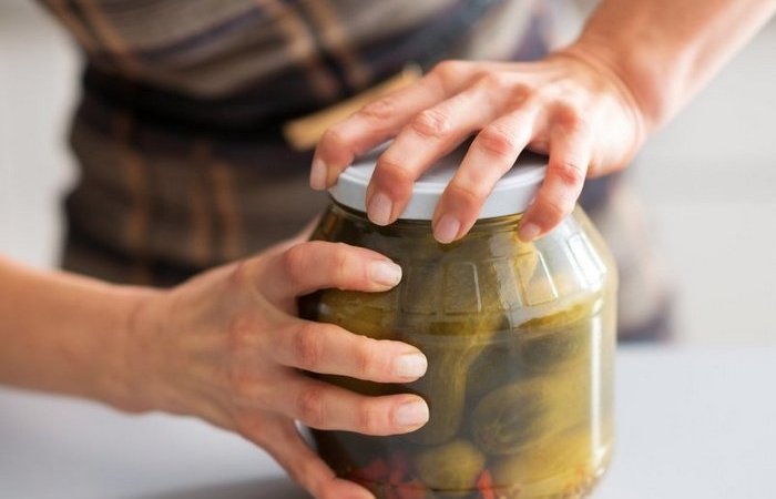 Простые способы открыть банку с отвинчивающейся крышкой Простые способы открыть банку с отвинчивающейся крышкой