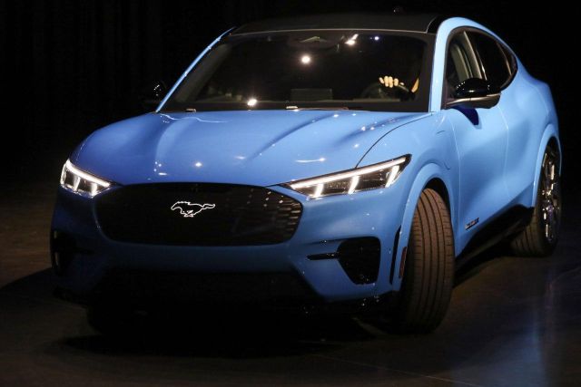 Конкурент Tesla: Ford анонсировал электрокар Mustang Mach-E Конкурент Tesla: Ford анонсировал электрокар Mustang Mach-E