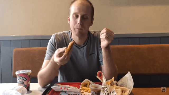 Блогер Майк Дживонс целую неделю ел в KFC и в итоге похудел Блогер Майк Дживонс целую неделю ел в KFC и в итоге похудел