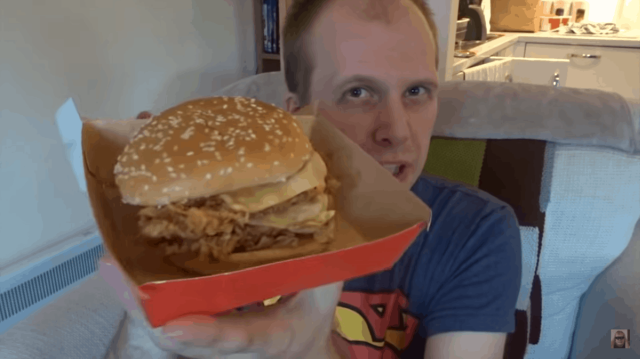 Блогер Майк Дживонс целую неделю ел в KFC и в итоге похудел Блогер Майк Дживонс целую неделю ел в KFC и в итоге похудел
