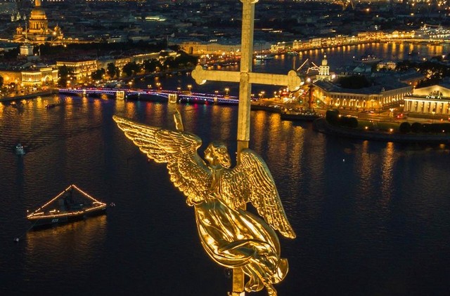 Ангелы следят за Петербургом