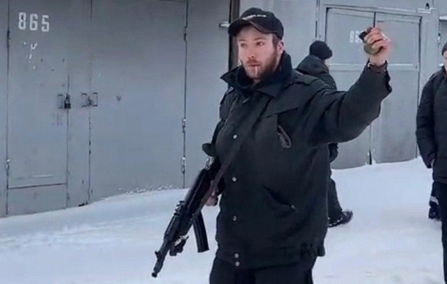 В Петербурге сносят гаражи. Один из хозяев защищает имущество с автоматом и гранатами