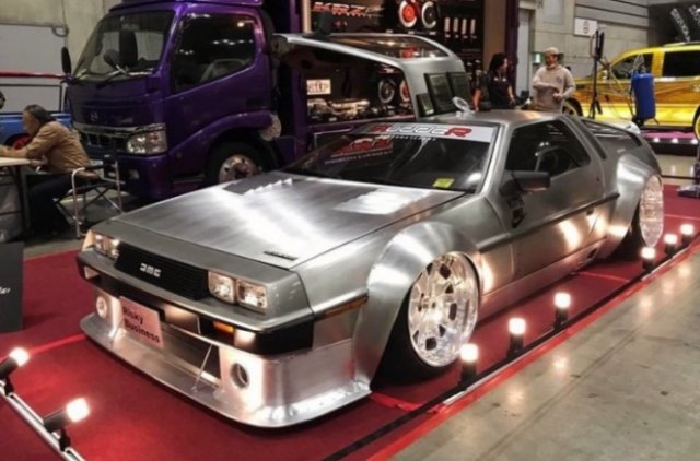 Широкий и низкий DeLorean DMC-12