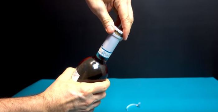 Как открыть бутылку вина при помощи зажигалки Как открыть бутылку вина при помощи зажигалки