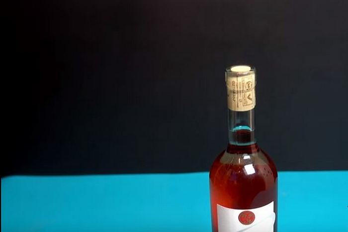 Как открыть бутылку вина при помощи зажигалки Как открыть бутылку вина при помощи зажигалки
