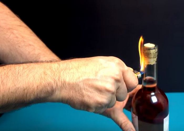 Как открыть бутылку вина при помощи зажигалки Как открыть бутылку вина при помощи зажигалки