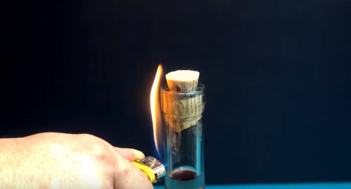 Как открыть бутылку вина при помощи зажигалки Как открыть бутылку вина при помощи зажигалки