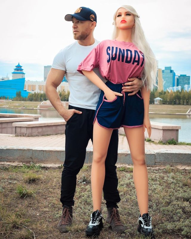 Казахстанский культурист Юрий Толочко решил жениться на секс-кукле Казахстанский культурист Юрий Толочко решил жениться на секс-кукле
