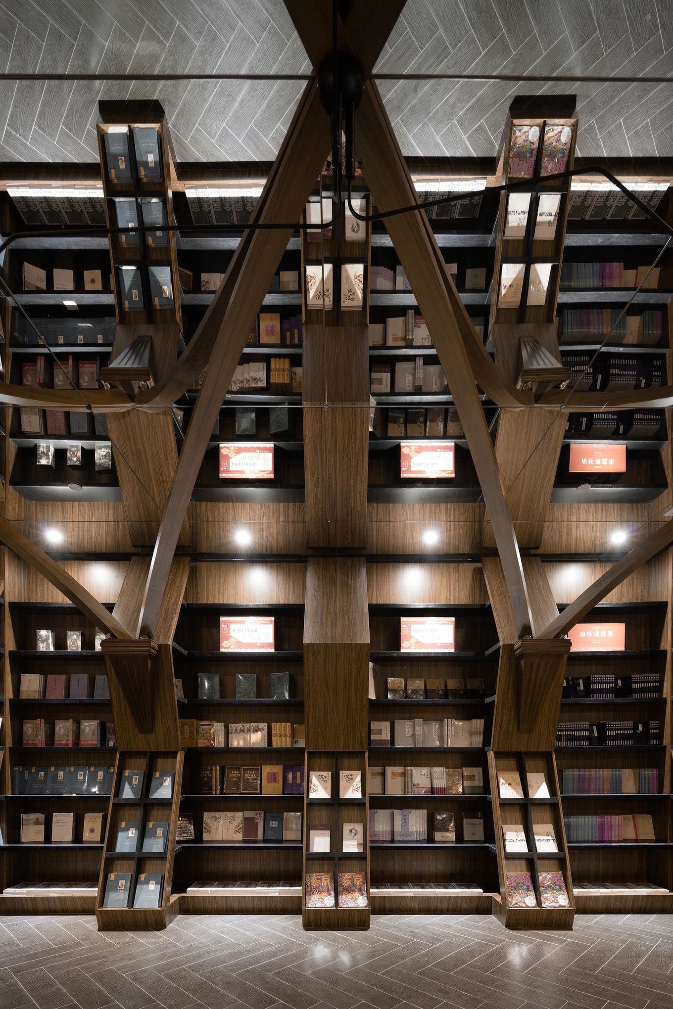 Интерьер книжного магазина в Шанхае Интерьер книжного магазина в Шанхае