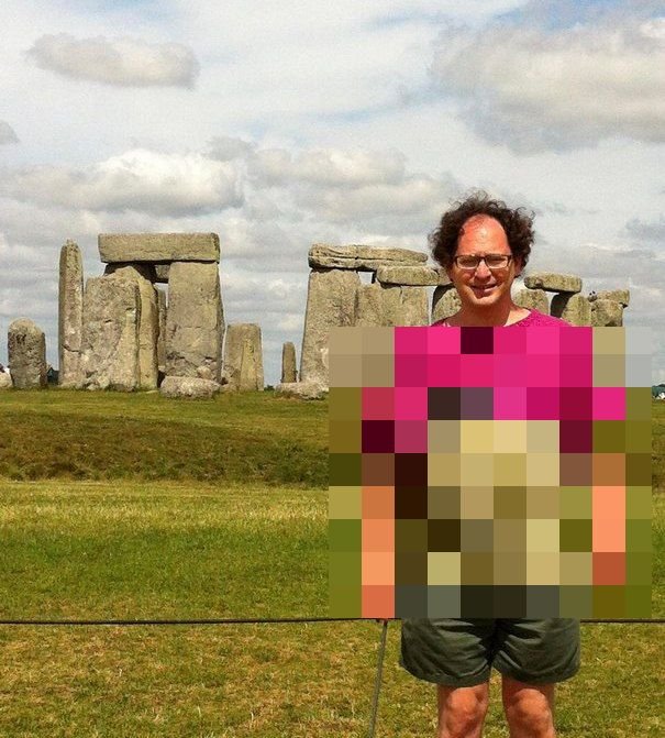 В чем Сэм Барски фотографируется на фоне достопримечательностей?