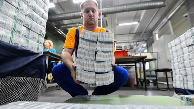 Госдуме предложили раздать людям 1 трлн рублей просто так    
