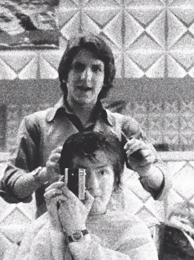 Британец в течение 40 лет ходил к одному и тому же парикмахеру, фотографируя каждый свой визит Британец в течение 40 лет ходил к одному и тому же парикмахеру, фотографируя каждый свой визит