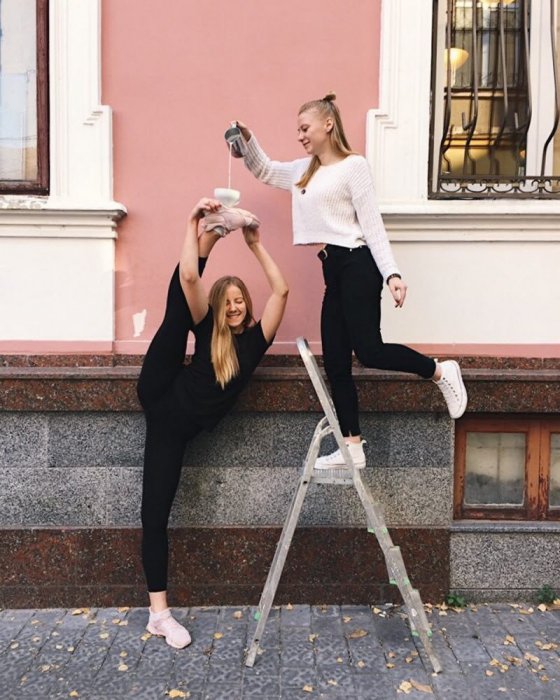 Спортивные девушки с хорошей растяжкой