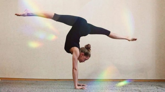 Спортивные девушки с хорошей растяжкой