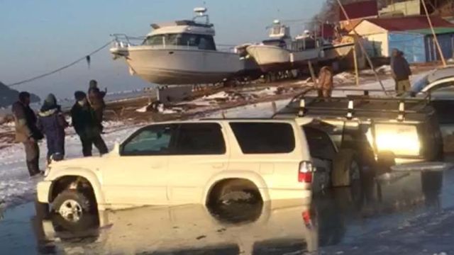 Во Владивостоке под лед провалилось 30 автомобилей